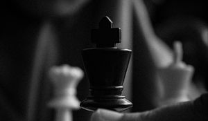 Preview wallpaper chess, game, games, pieces, queen, king, move