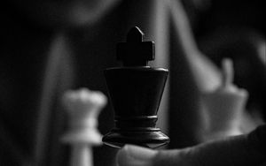 Preview wallpaper chess, game, games, pieces, queen, king, move
