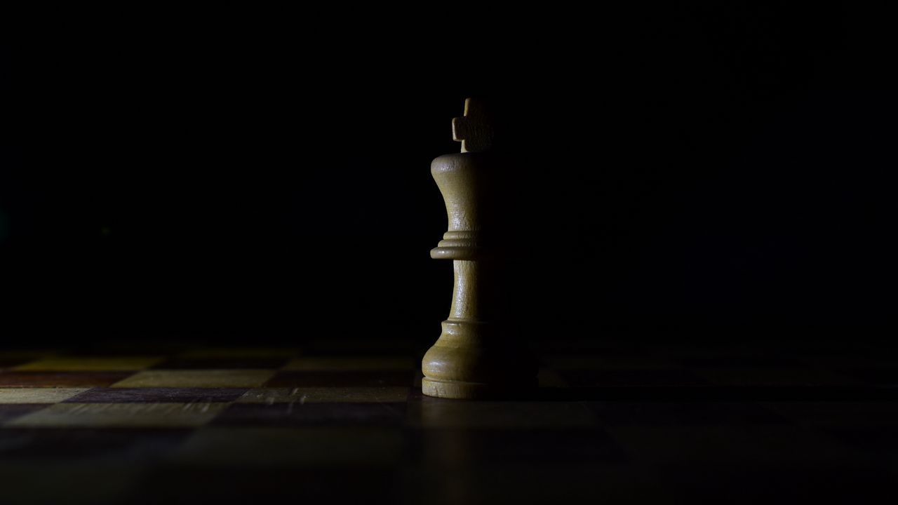 Wallpaper chess, king, figure, game, board, shadow, dark