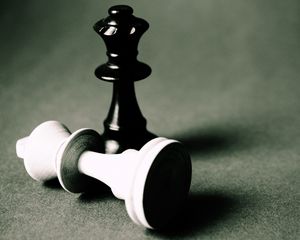 Preview wallpaper chess, pieces, black and white, game, glare