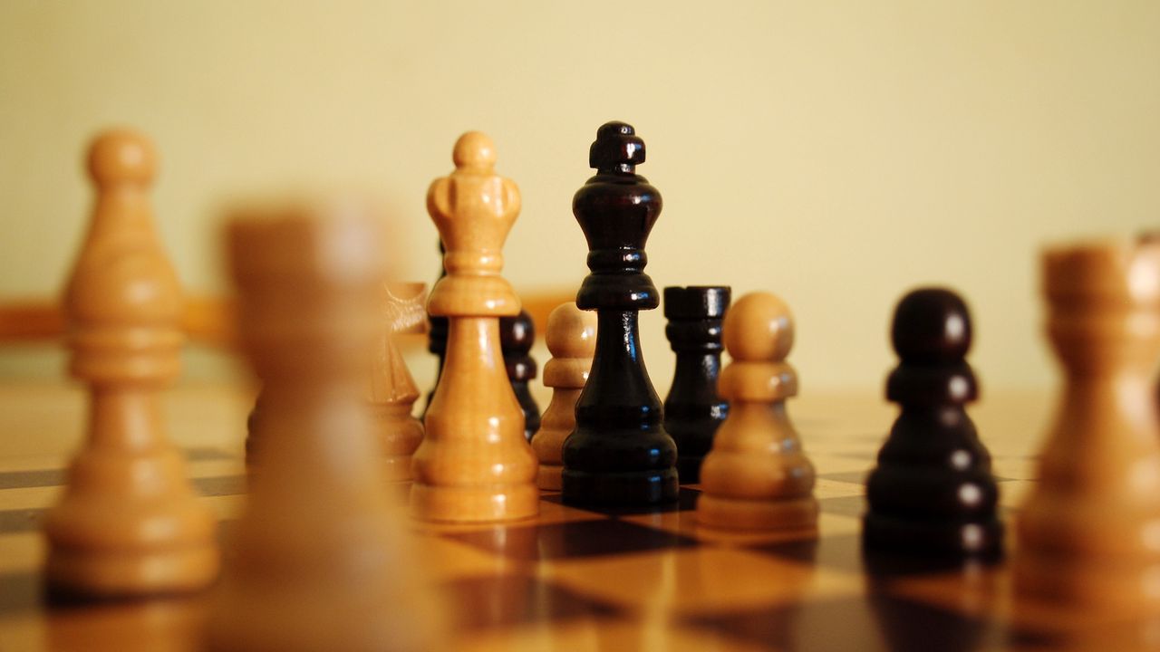 Download wallpaper 1280x720 chess, pieces, king, queen, game, games hd,  hdv, 720p hd background
