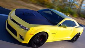 Preview wallpaper chevrolet, camaro, 1le, yellow, side view motion