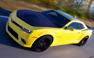 Preview wallpaper chevrolet, camaro, 1le, yellow, side view motion