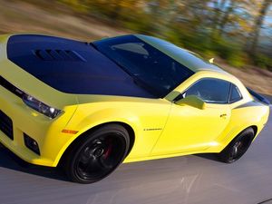 Preview wallpaper chevrolet, camaro, 1le, yellow, side view motion