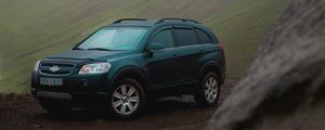 Preview wallpaper chevrolet, car, suv, side view, slope, fog