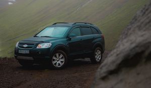 Preview wallpaper chevrolet, car, suv, side view, slope, fog