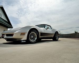 Preview wallpaper chevrolet, corvette, 1982, silver, side view