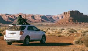 Preview wallpaper chevrolet equinox, people, valley, lonely, mountains