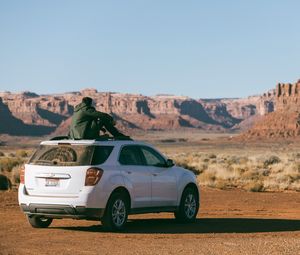 Preview wallpaper chevrolet equinox, people, valley, lonely, mountains