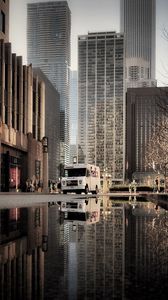 Preview wallpaper chicago, illinois, bus, puddles