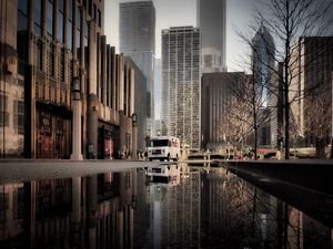 Preview wallpaper chicago, illinois, bus, puddles