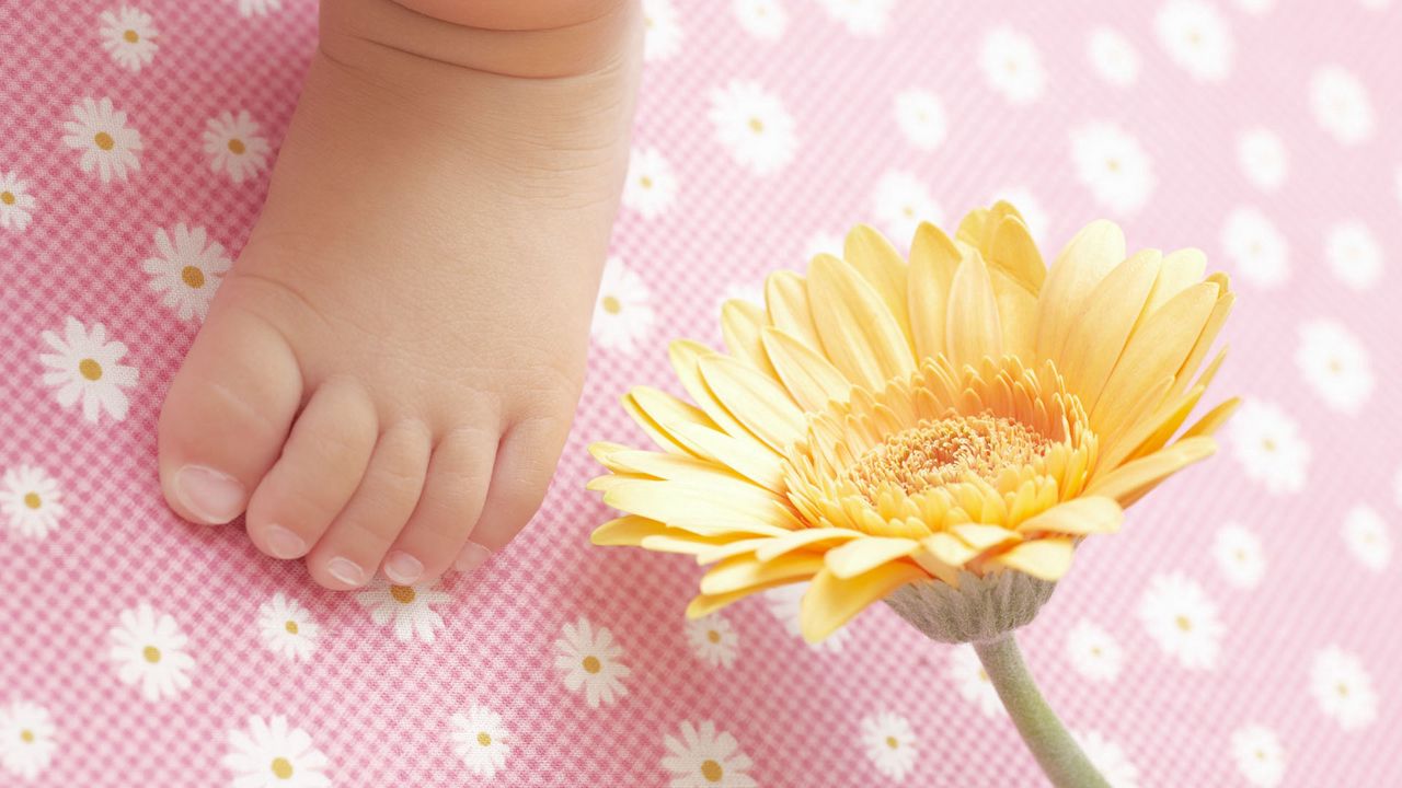 Wallpaper child, foot, diapers, flowers