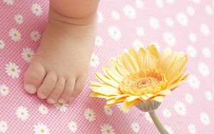 Preview wallpaper child, foot, diapers, flowers