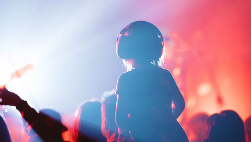 960x544 Wallpaper child, silhouette, concert, neon