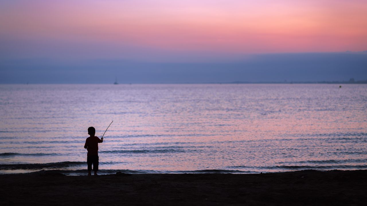 Wallpaper child, silhouette, sea, horizon, sunset