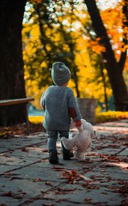 Preview wallpaper child, teddy bear, autumn, walk