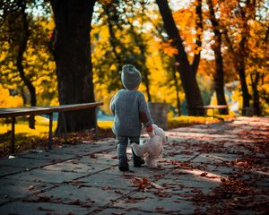 Preview wallpaper child, teddy bear, autumn, walk