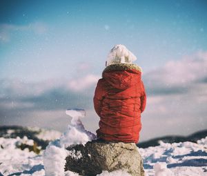 Preview wallpaper child, winter, snow, walk, stone