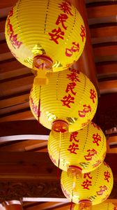 Preview wallpaper chinese lanterns, yellow, characters