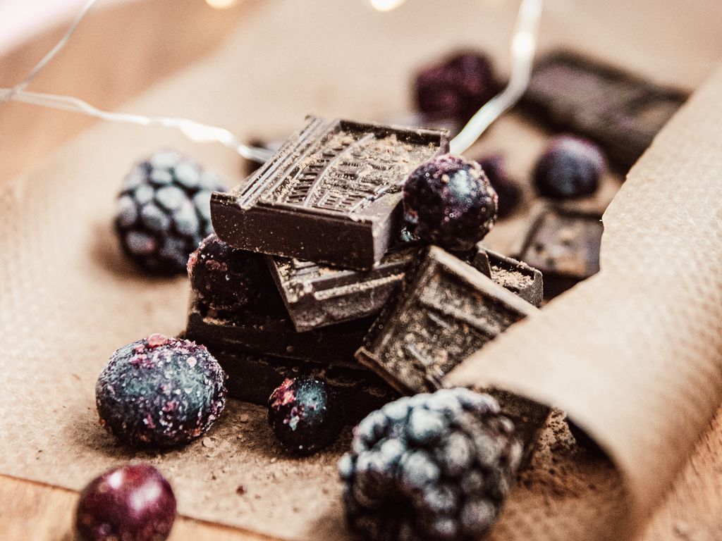 Choco berry. Ягоды в шоколаде. Шоколадные гирлянды. Пустынные ягоды. Заставка на рабочий стол шоколадка и ягоды.