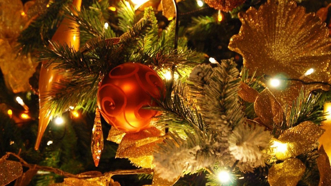 Wallpaper christmas decorations, balloons, garlands, ornaments, holiday, tree