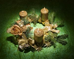 Preview wallpaper christmas, new year, candles, ornaments, table