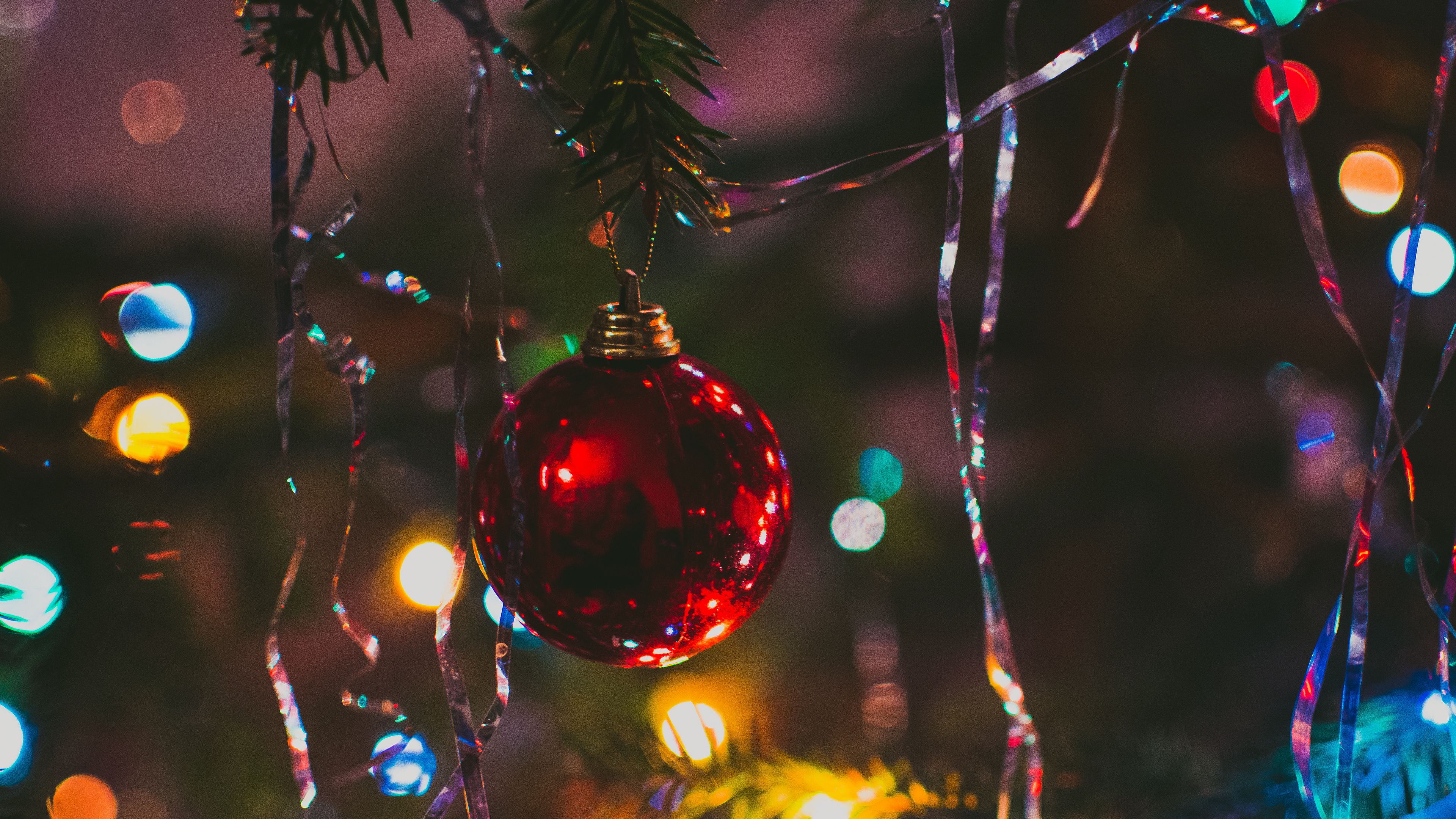 Cây thông Noel: Làm cho nhà bạn trở nên trang trọng hơn với cây thông Noel lộng lẫy. Chiêm ngưỡng sự tinh tế của cây được trang trí đầy màu sắc và đẹp mắt, với đồ trang trí cầu kì và đầy ý nghĩa.