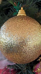 Preview wallpaper christmas tree, christmas decorations, balloon, glitter, gold, close-up