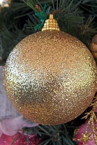 Preview wallpaper christmas tree, christmas decorations, balloon, glitter, gold, close-up