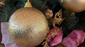Preview wallpaper christmas tree, christmas decorations, balloon, glitter, gold, close-up