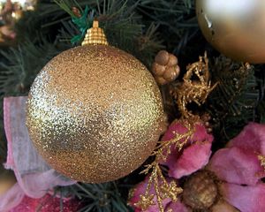 Preview wallpaper christmas tree, christmas decorations, balloon, glitter, gold, close-up