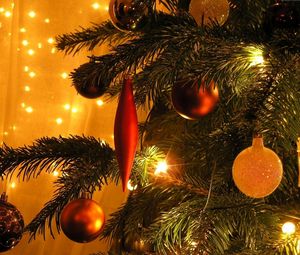 Preview wallpaper christmas tree, christmas decorations, balloons, garland, holiday, christmas, new year