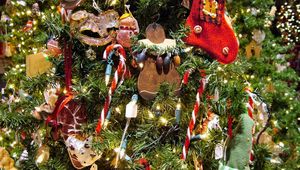 Preview wallpaper christmas tree, christmas decorations, toys, garland