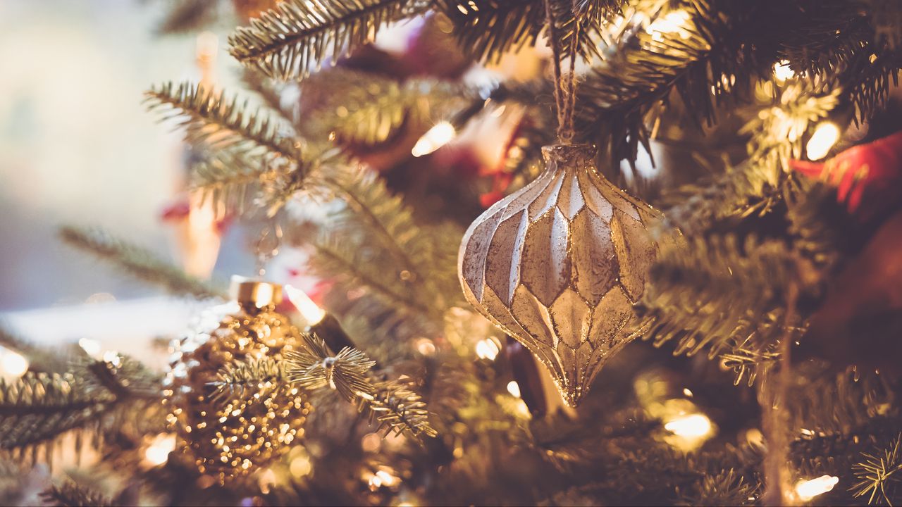 Wallpaper christmas tree, christmas tree decorations, garland, new year, christmas