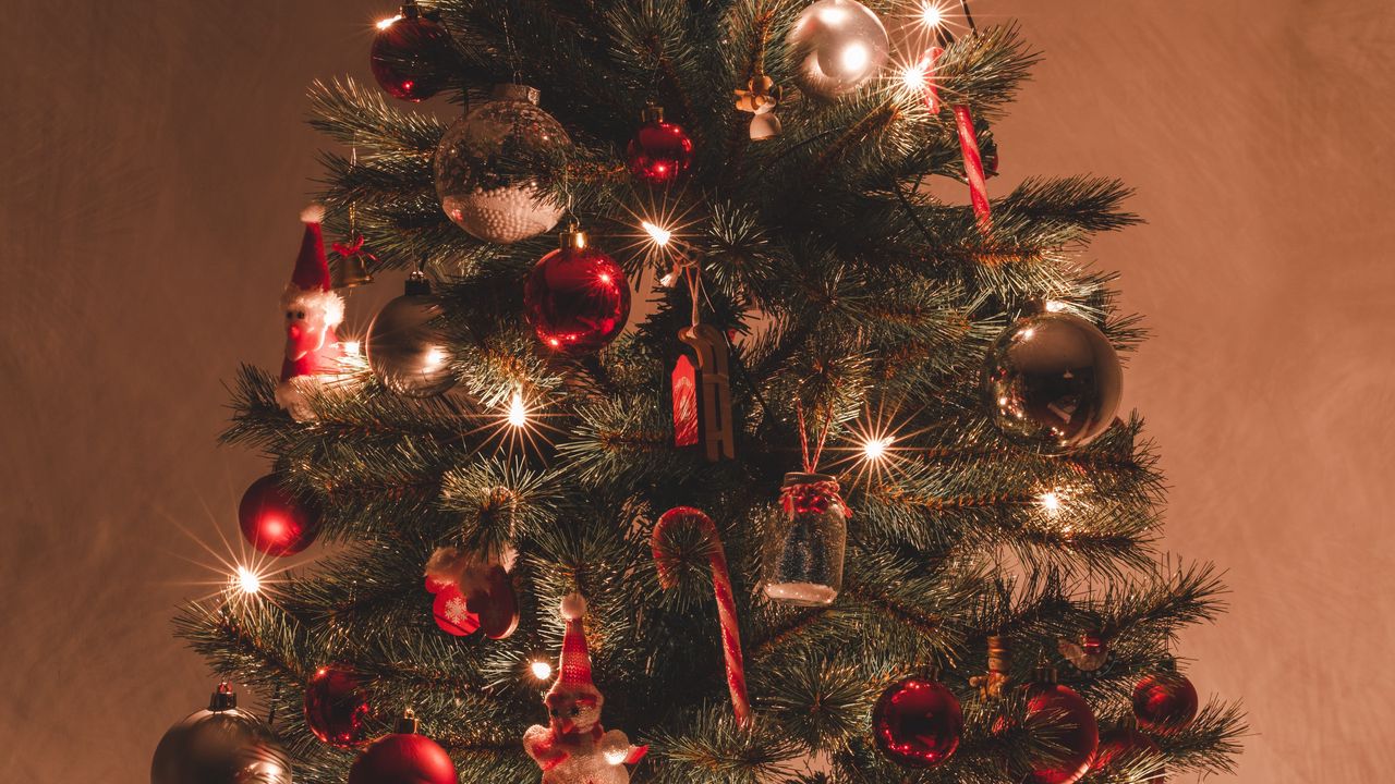 Wallpaper christmas tree, decorations, garlands, christmas, new year, holiday