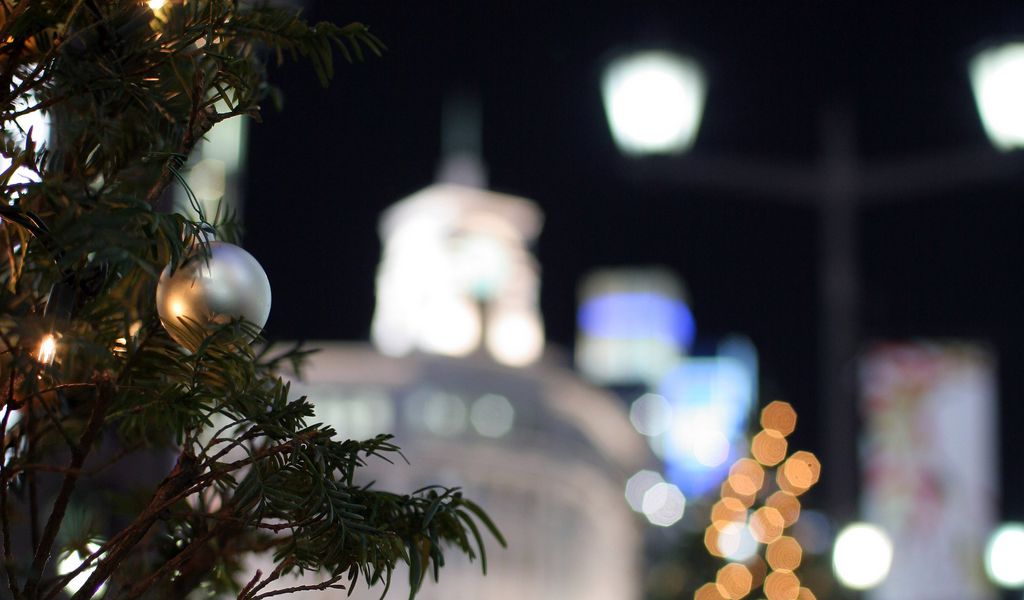 1024x600 Wallpaper christmas tree, garland, blur, new year, christmas