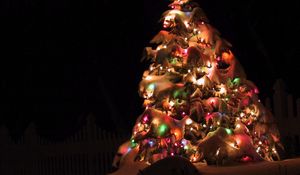 Preview wallpaper christmas tree, garland, snow, street, holiday, christmas, night