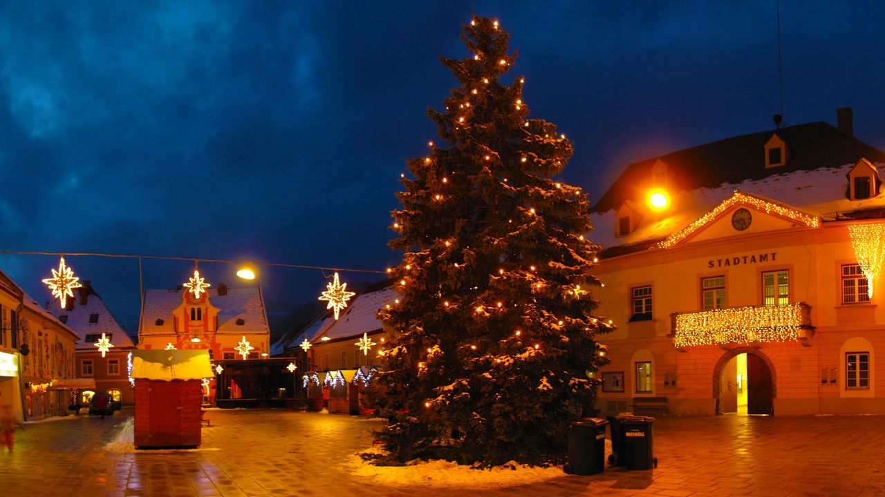 Wallpaper christmas tree, garland, street, night