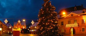 Preview wallpaper christmas tree, garland, street, night