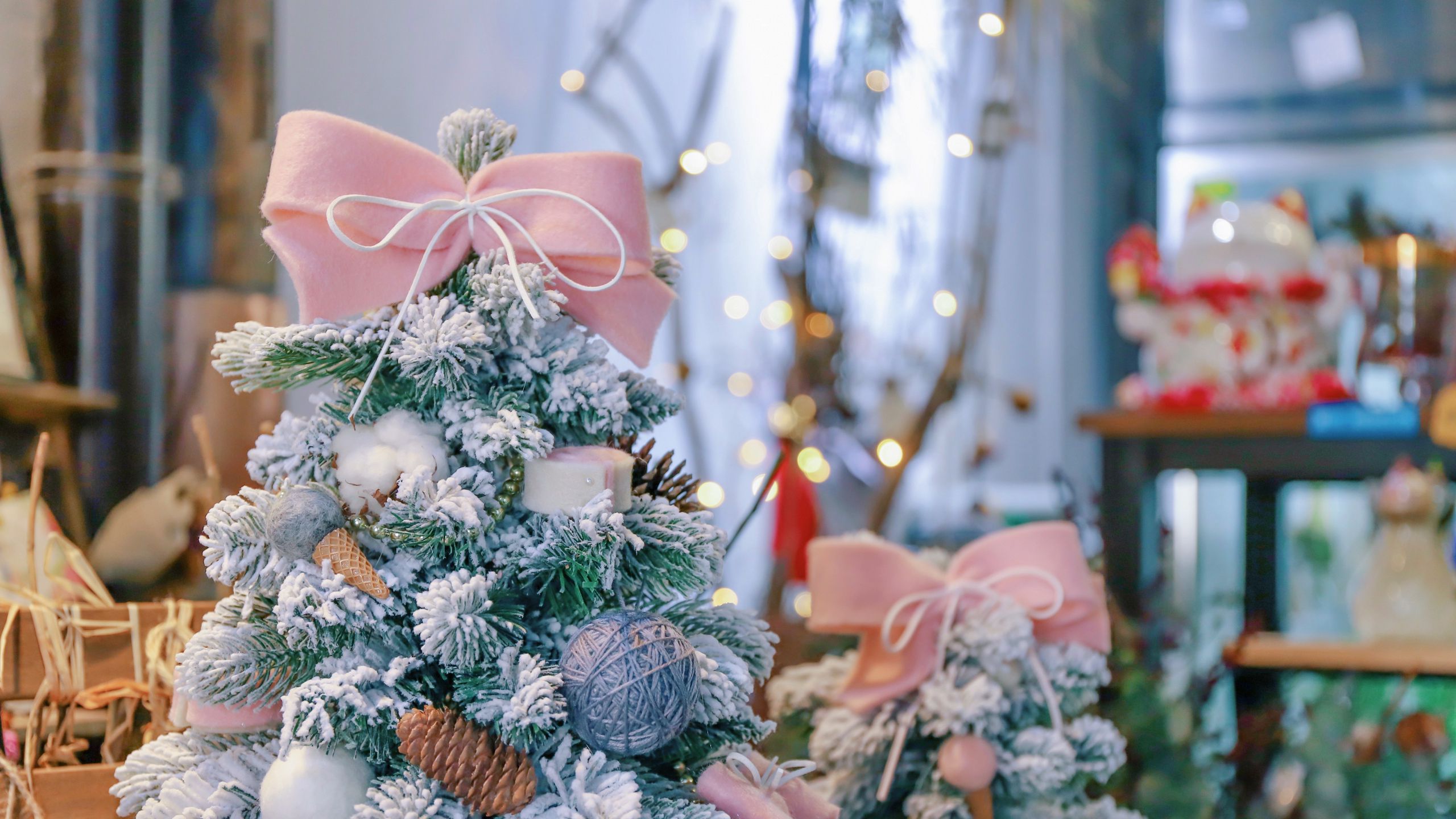 Khung cảnh của một cây thông Noel xinh đẹp luôn tạo cho chúng ta cảm hứng và niềm vui trong dịp Giáng sinh. Hãy cùng đắm mình trong không gian vô cùng ấm áp và tràn đầy tình yêu thương này. Hãy xem hình ảnh cây thông Noel và trải nghiệm những giây phút giản đơn nhất nhưng lại vô cùng đáng nhớ.