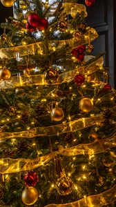 Preview wallpaper christmas tree, new year, decorations, balls, gold, red, holiday