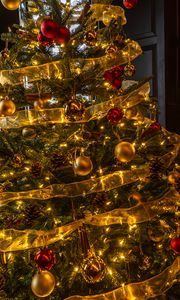 Preview wallpaper christmas tree, new year, decorations, balls, gold, red, holiday