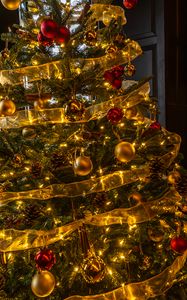 Preview wallpaper christmas tree, new year, decorations, balls, gold, red, holiday