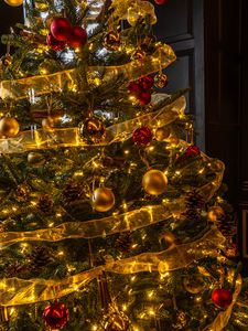 Preview wallpaper christmas tree, new year, decorations, balls, gold, red, holiday