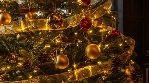 Preview wallpaper christmas tree, new year, decorations, balls, gold, red, holiday