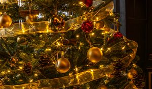 Preview wallpaper christmas tree, new year, decorations, balls, gold, red, holiday