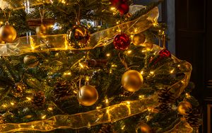 Preview wallpaper christmas tree, new year, decorations, balls, gold, red, holiday
