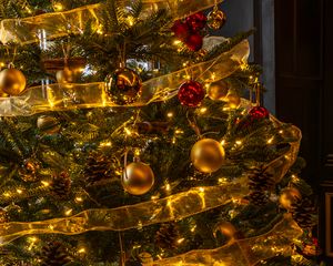 Preview wallpaper christmas tree, new year, decorations, balls, gold, red, holiday