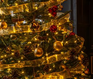 Preview wallpaper christmas tree, new year, decorations, balls, gold, red, holiday