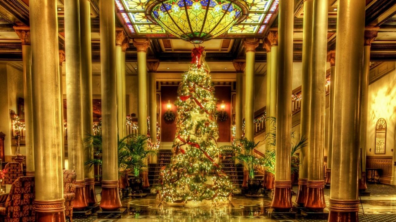 Wallpaper christmas tree, ornaments, garlands, hall, columns